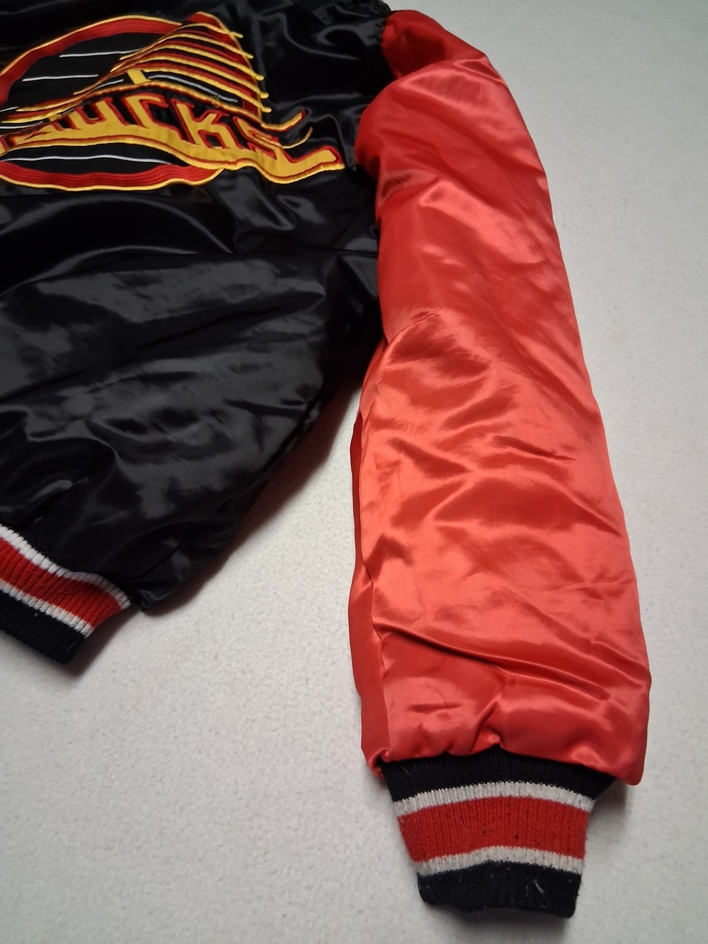 Reversable Vancouver Canucks Black Logo Bomber Jacket - Picture 10 of 15